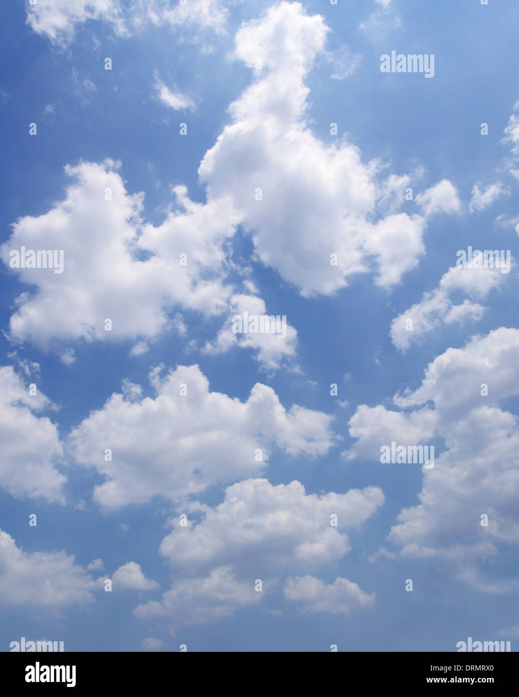 strahlend blauer Himmel Stockfoto
