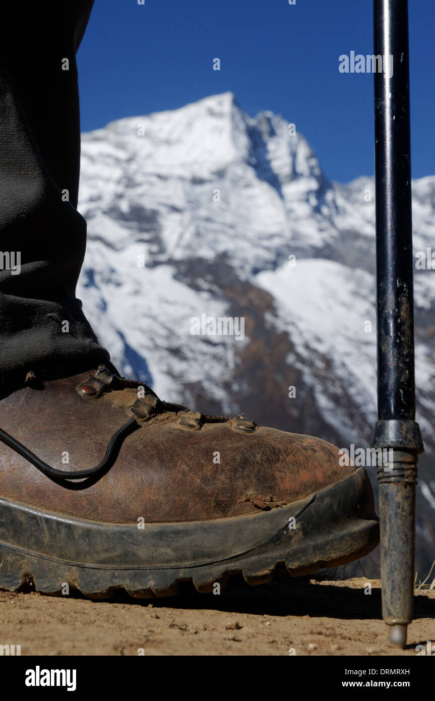 Ein Wanderer-Stiefel und Beine auf den Everest base camp Trek im Himalaya Stockfoto