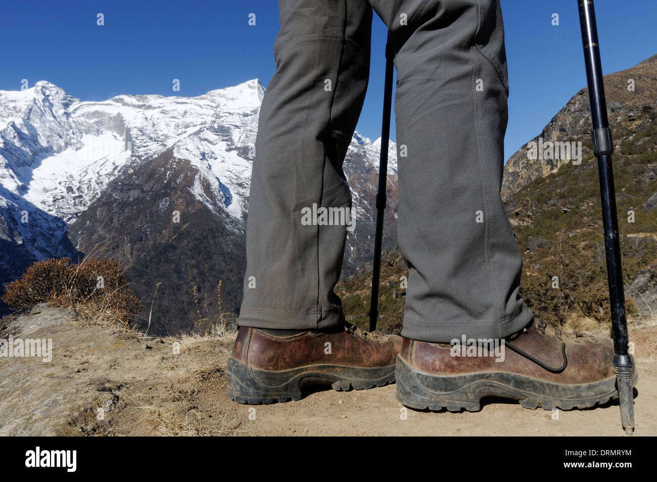 Ein Wanderer-Stiefel und Beine auf den Everest base camp Trek im Himalaya Stockfoto