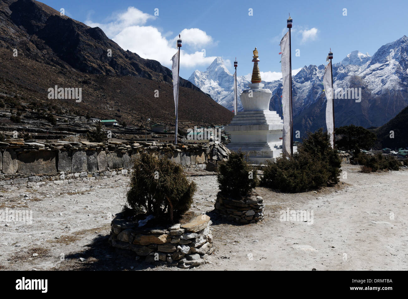 Gebetsfahnen im Dorf Khumjung auf Everest base Camp trek mit Ama Dablam über Stockfoto
