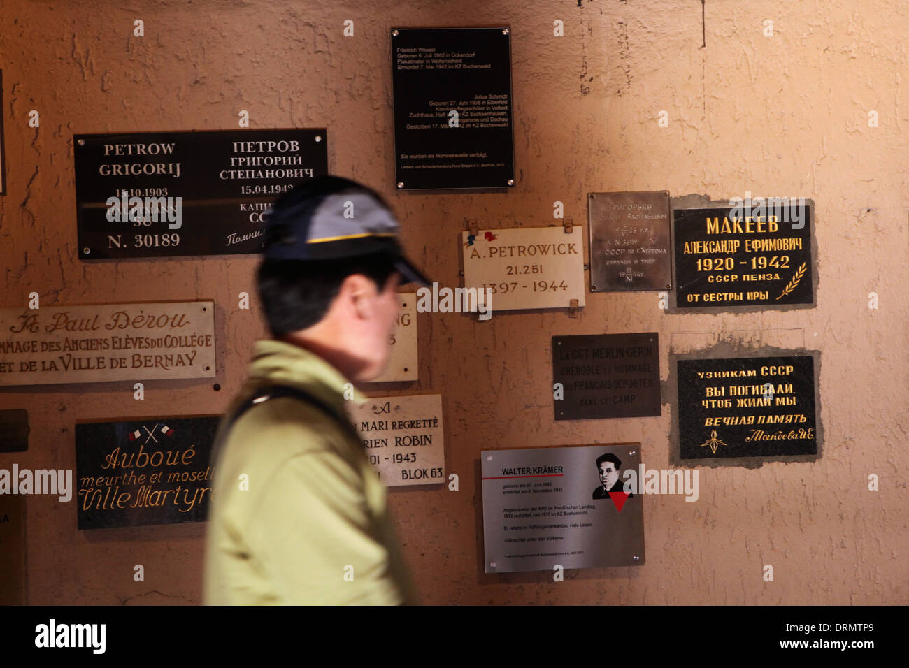 Gedenktafeln im Gedenken an die Opfer im Krematorium im KZ Buchenwald in der Nähe von Weimar, Deutschland. Stockfoto