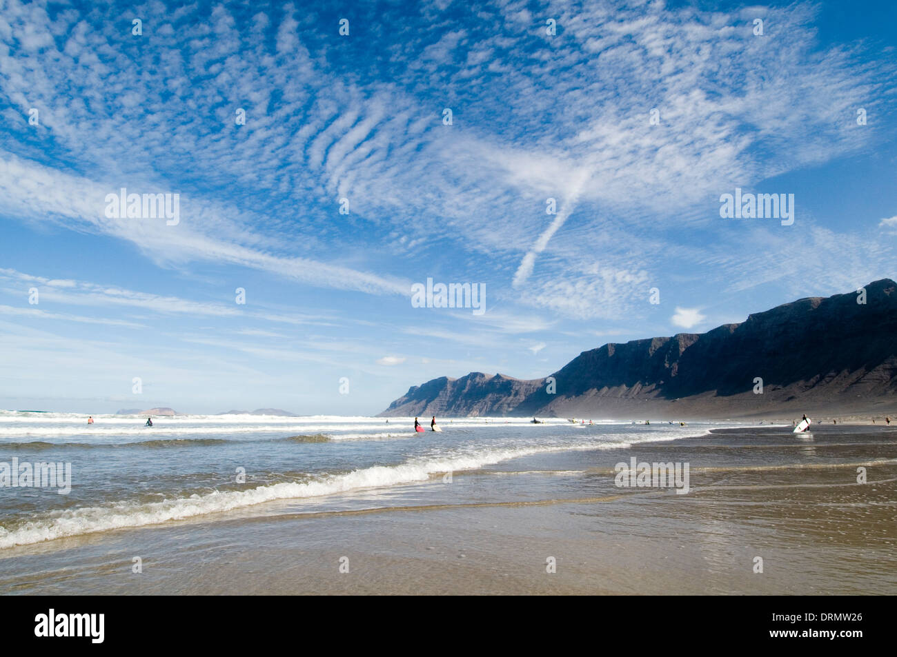 Playa Famara Lanzarote Strand Strände Kanarische Inseln Kanaren große Freifläche Inselbewohner auf großen Himmel Himmel Stockfoto