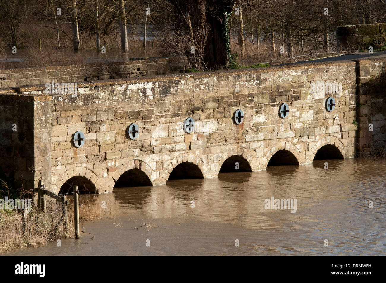 Fluß Avon Überflutungsgebiet Torbögen bei Überschwemmungen von Barford Brücke, Warwickshire, England, UK Stockfoto