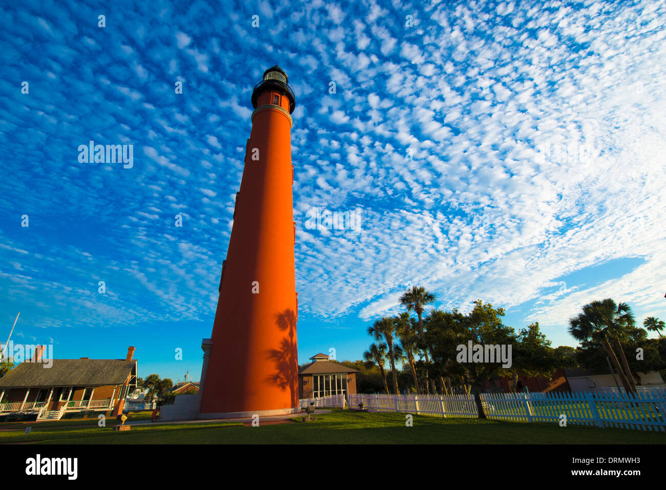 Ponce Inlet Leuchtturm Florida Lighthouse Point Park Buttermilch Wolken entlang Atlantik gebaut im Jahr 1867 höchste Leuchtturm Stockfoto