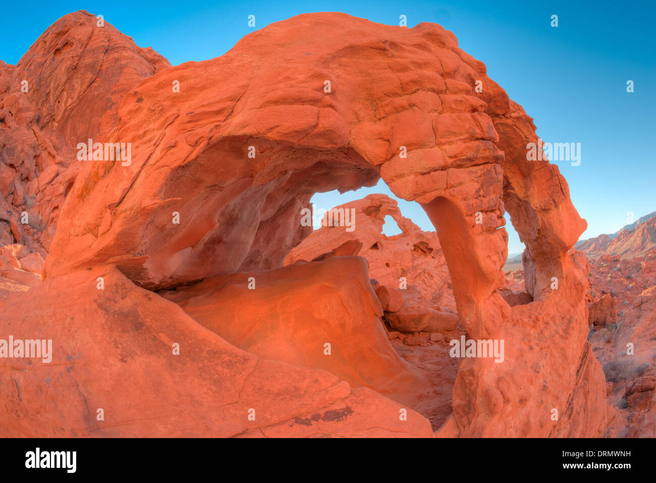 Brezel Arch, Valley of Fire State Park, Nevada, ein weiterer Bogen Framing Stockfoto