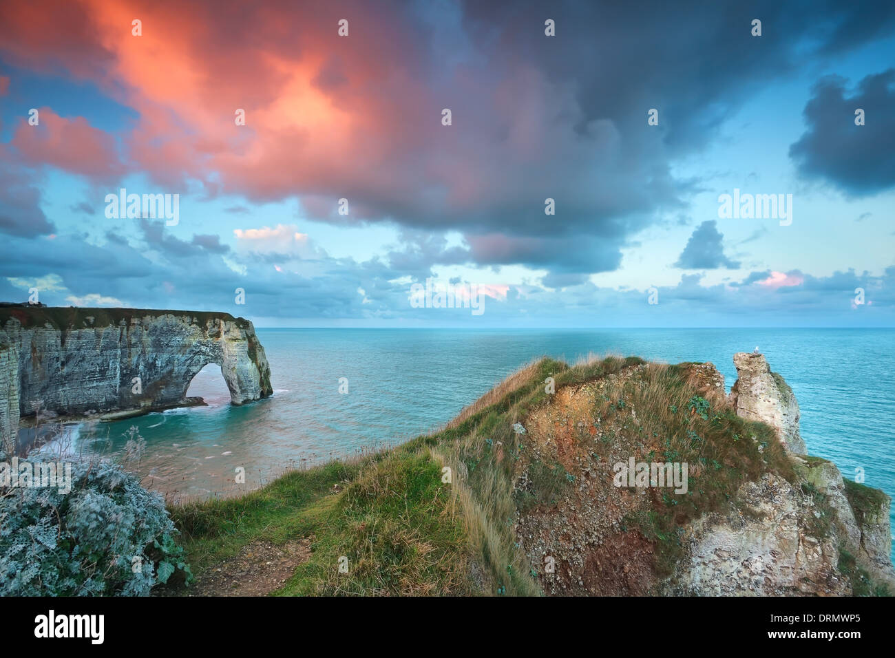 dramatische lila Sonnenaufgang über dem Atlantik Küste, Etretat, Frankreich Stockfoto