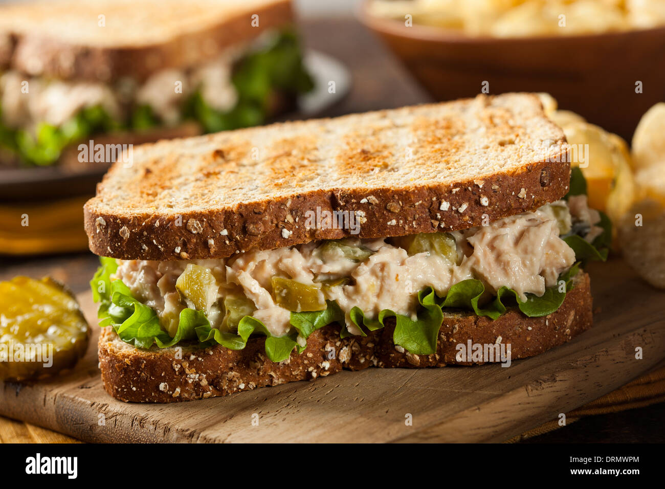 Gesunde Thunfisch-Sandwich mit Salat und einer Seitenlänge von Chips Stockfoto