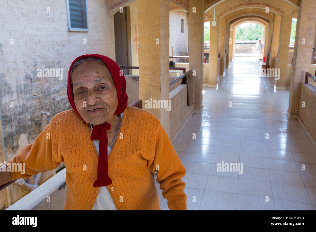 Eine ältere Bewohner im Altersheim im Muni Seva Ashram in Bilgoraj, in der Nähe von Vadodara, Indien Stockfoto