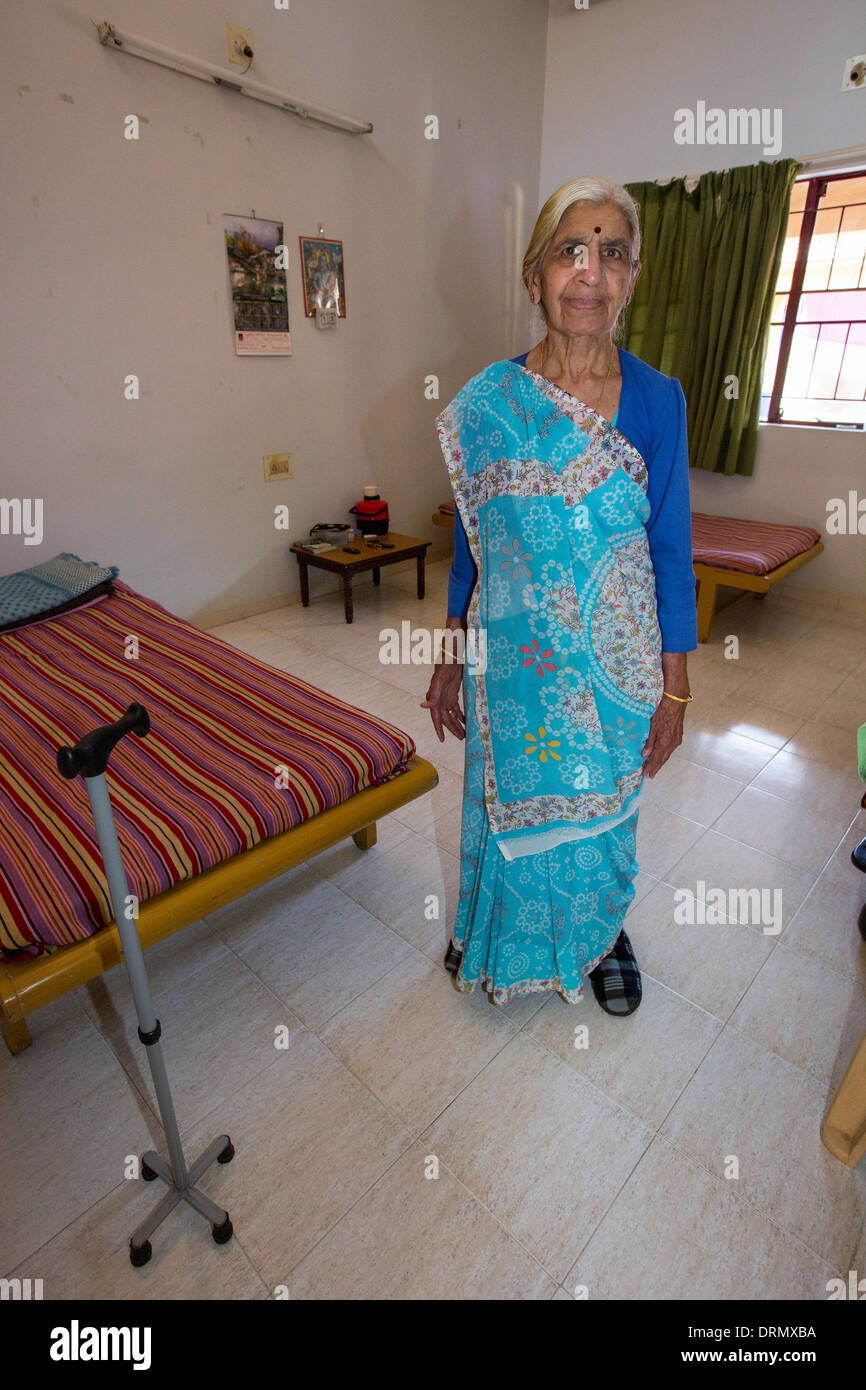 Eine ältere Bewohner im Altersheim im Muni Seva Ashram in Bilgoraj, in der Nähe von Vadodara, Indien Stockfoto