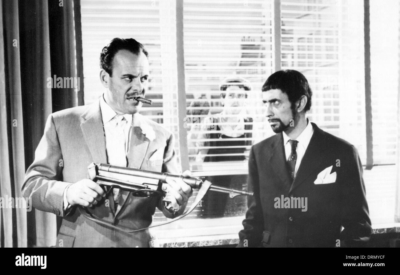 ZU viele Gauner 1959 Rank Film mit Terry-Thomas auf der linken Seite und Joe Melia Stockfoto