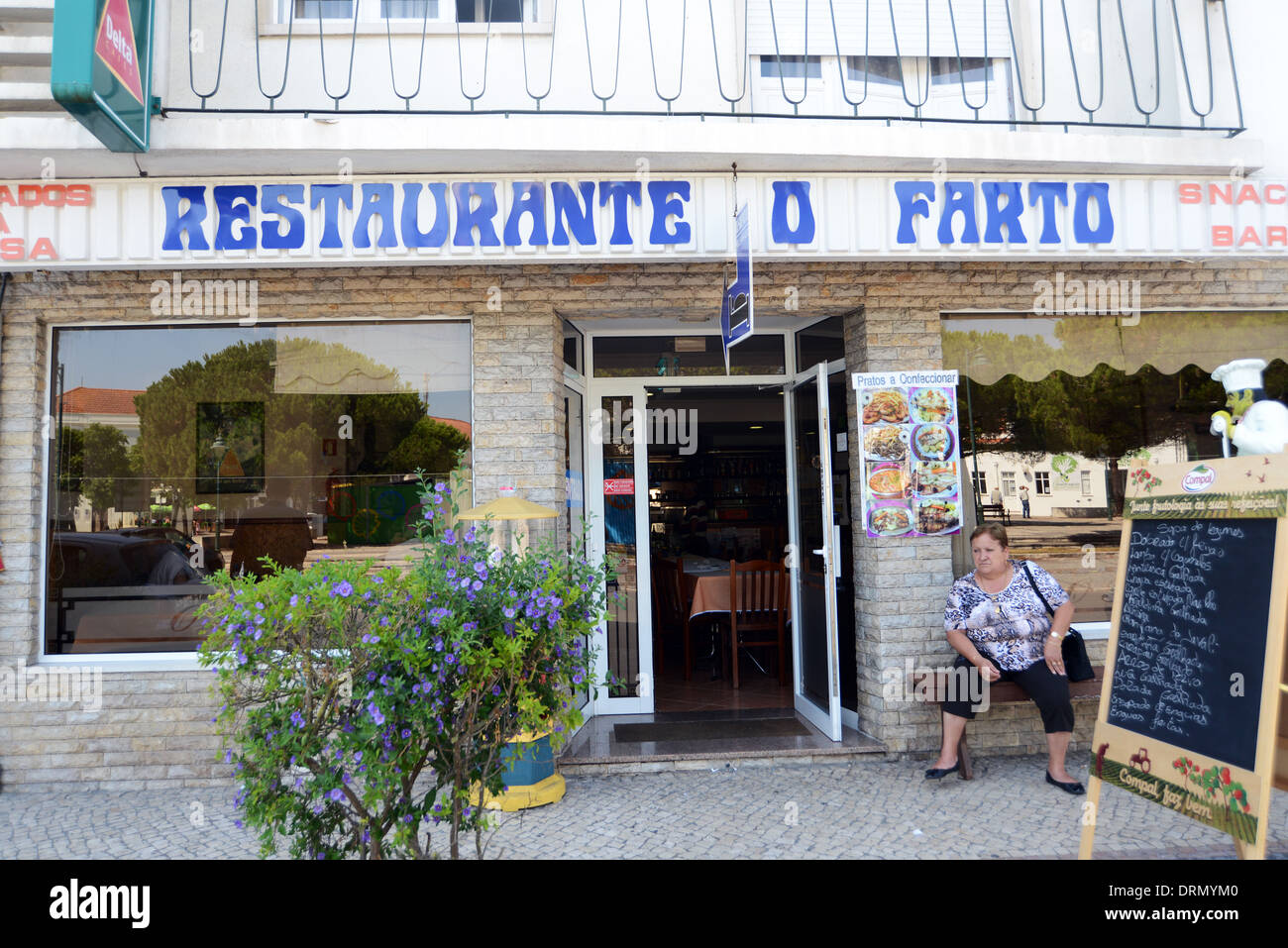 Ein Kunde sitzt vor einem typischen Stil Restaurant, Portugal Stockfoto