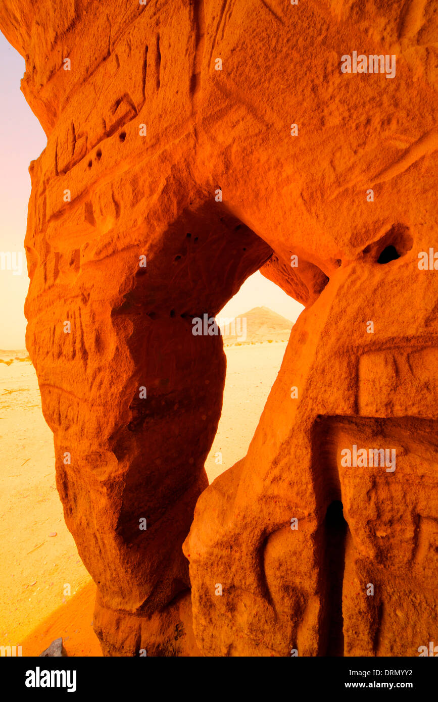 Naturale framing fernen Gipfel, Saudi Arabien, Wüste Bereichen in der Nähe von Riyadh Stockfoto