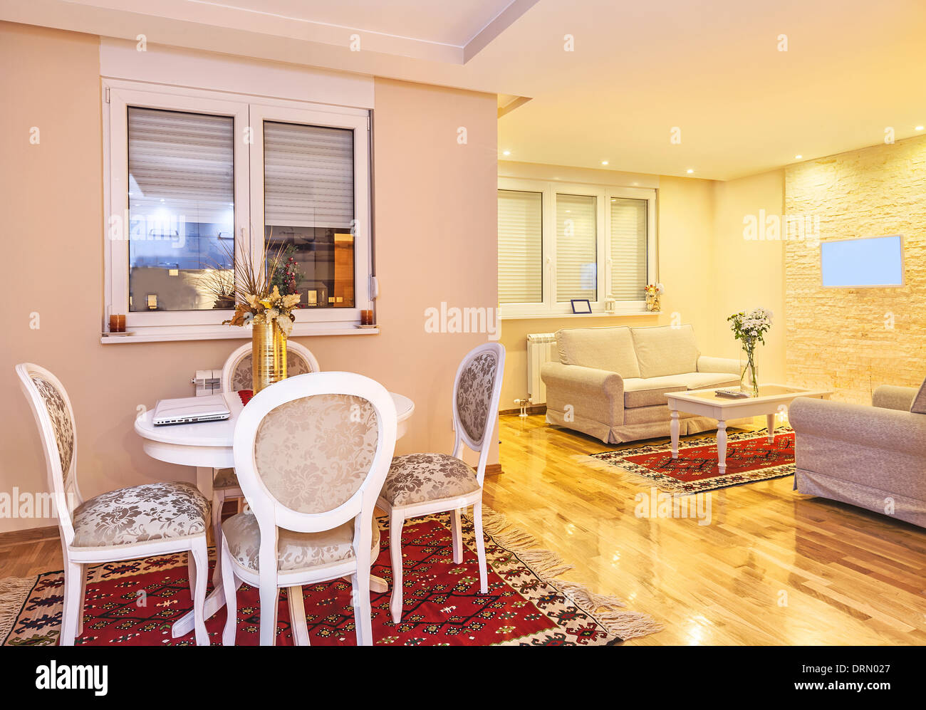 Kleine Wohnung Interieur, neu und sauber, modernes Design. Stockfoto