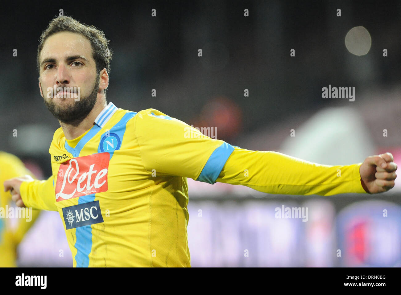 Neapel, Italien 29. Januar 2014. Gonzalo Higuain feiert nach der Wertung des SSC Napoli in Aktion während Fußball / Fußball: italienische TIM Cup-match zwischen SSC Napoli und SS Lazio im Stadio San Paolo in Neapel, Italien. Stockfoto