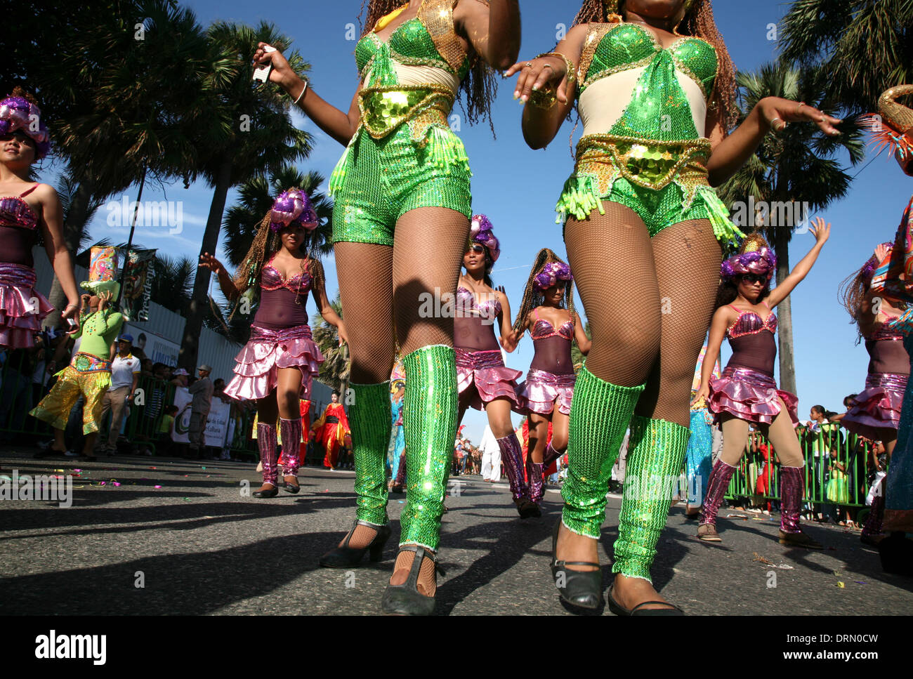 Karneval-Teilnehmer führen während der Dominikanischen Karneval in Santo Domingo, Dominikanische Republik. Stockfoto