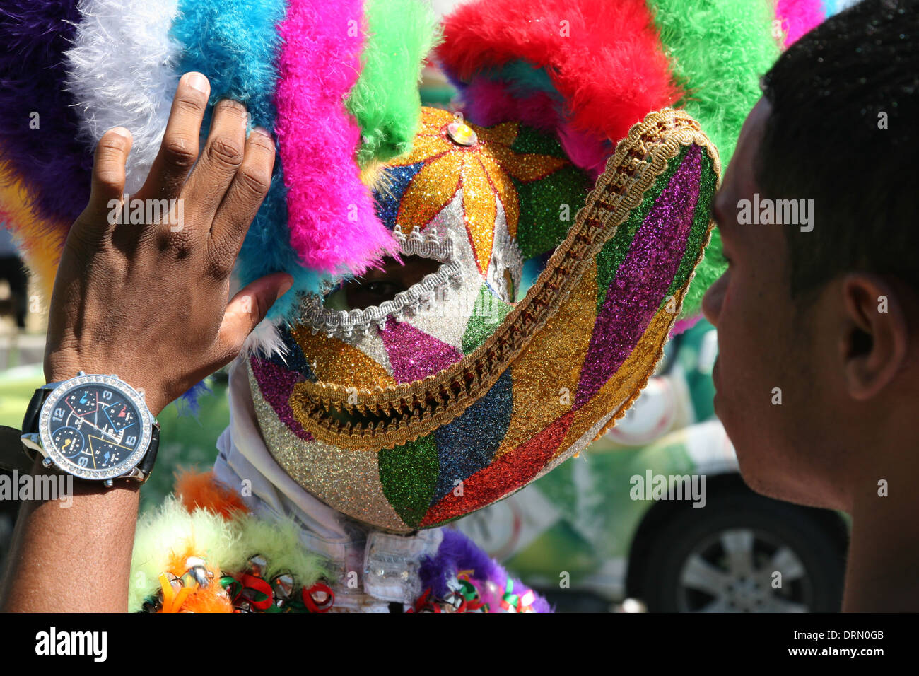 Karneval-Teilnehmer verkleidet als Diablo Cojuelo (Limping Teufel) vor der Dominikanischen Karneval in Santo Domingo. Stockfoto