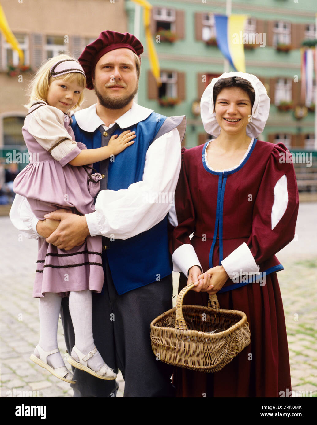 Deutschland, Dinkelsbuhl; Eine Familie in Tracht auf dem Kinderfest. Stockfoto