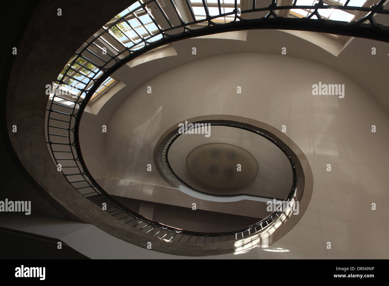 Haupttreppe der Bauhaus-Universität entworfen von dem Architekten Henry van de Velde in Weimar, Deutschland. Stockfoto