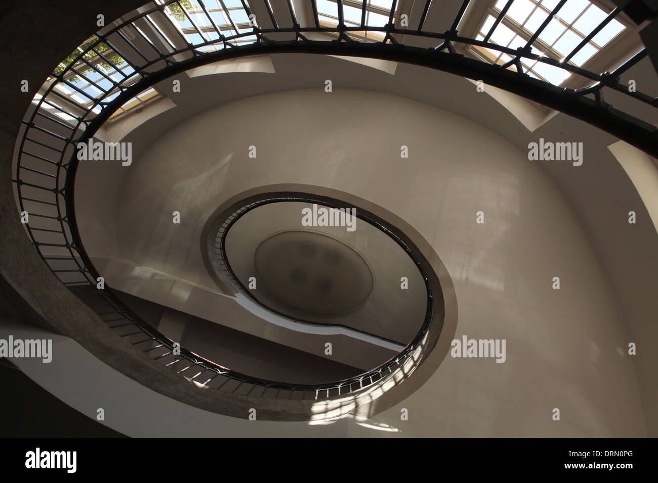 Haupttreppe der Bauhaus-Universität entworfen von dem Architekten Henry van de Velde in Weimar, Deutschland. Stockfoto