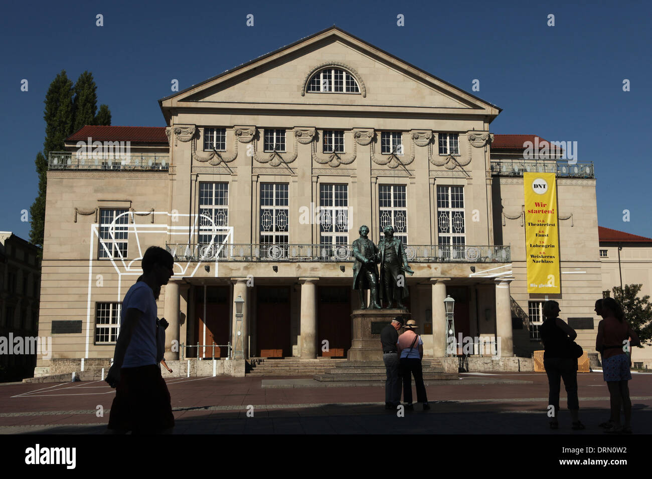 Denkmal für Goethe und Schiller des deutschen Bildhauers Ernst Rietschel vor dem Deutschen Nationaltheater in Weimar, Deutschland. Stockfoto