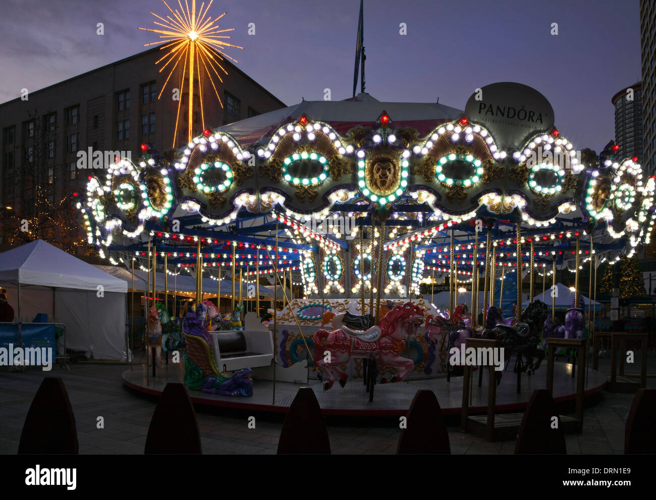 WASHINGTON - Ferienkarussell unter dem Macy Star im Westlake Park in der Innenstadt von Seattle. 2013 Stockfoto