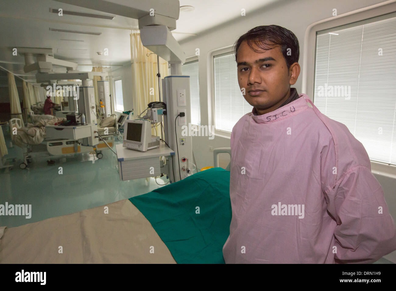 Ein Arzt in Krebs Fachkrankenhaus im Muni Seva Ashram in Bilgoraj, in der Nähe von Vadodara, Indien Stockfoto