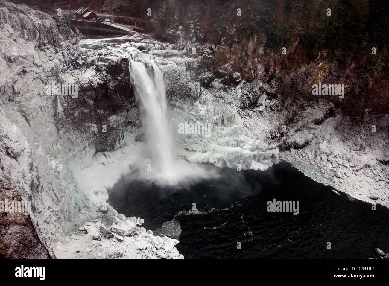 WASHINGTON - Spray auf den steilen Berghängen rund um Snoqualmie Falls am Snoqualmie River eingefroren. Stockfoto