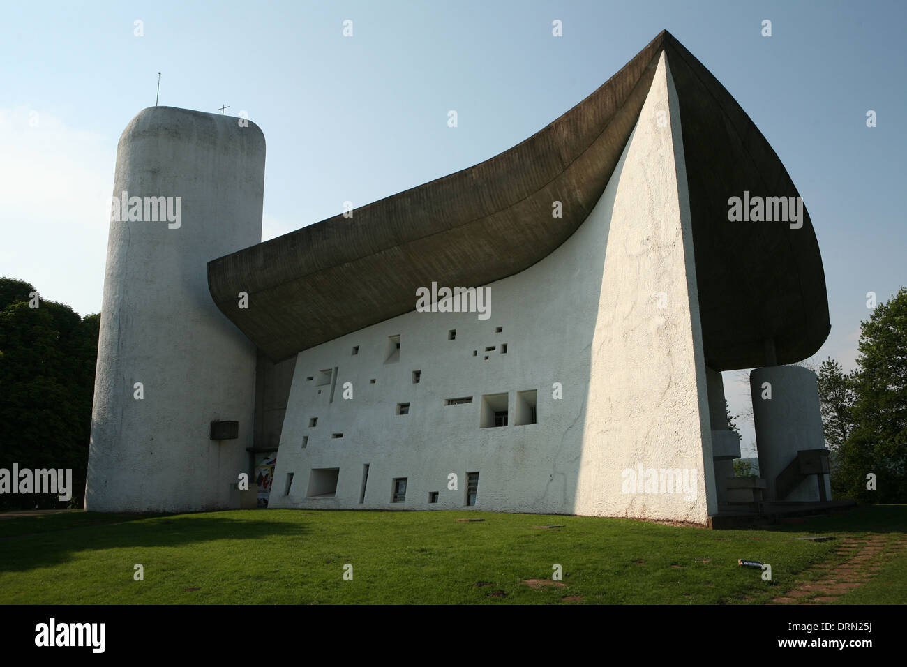 Die Kapelle Notre Dame du Haut entworfen vom Schweizer Architekten Le Corbusier in Ronchamp, Frankreich. Stockfoto