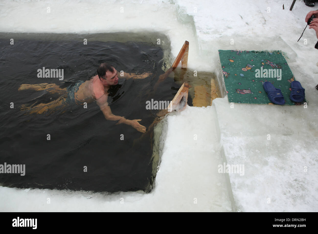 Wettbewerb im Winter schwimmen in der Verkh-Neyvinsky-Teich in der Nähe der Stadt Novouralsk in den Ural Bergen, Russland. Stockfoto