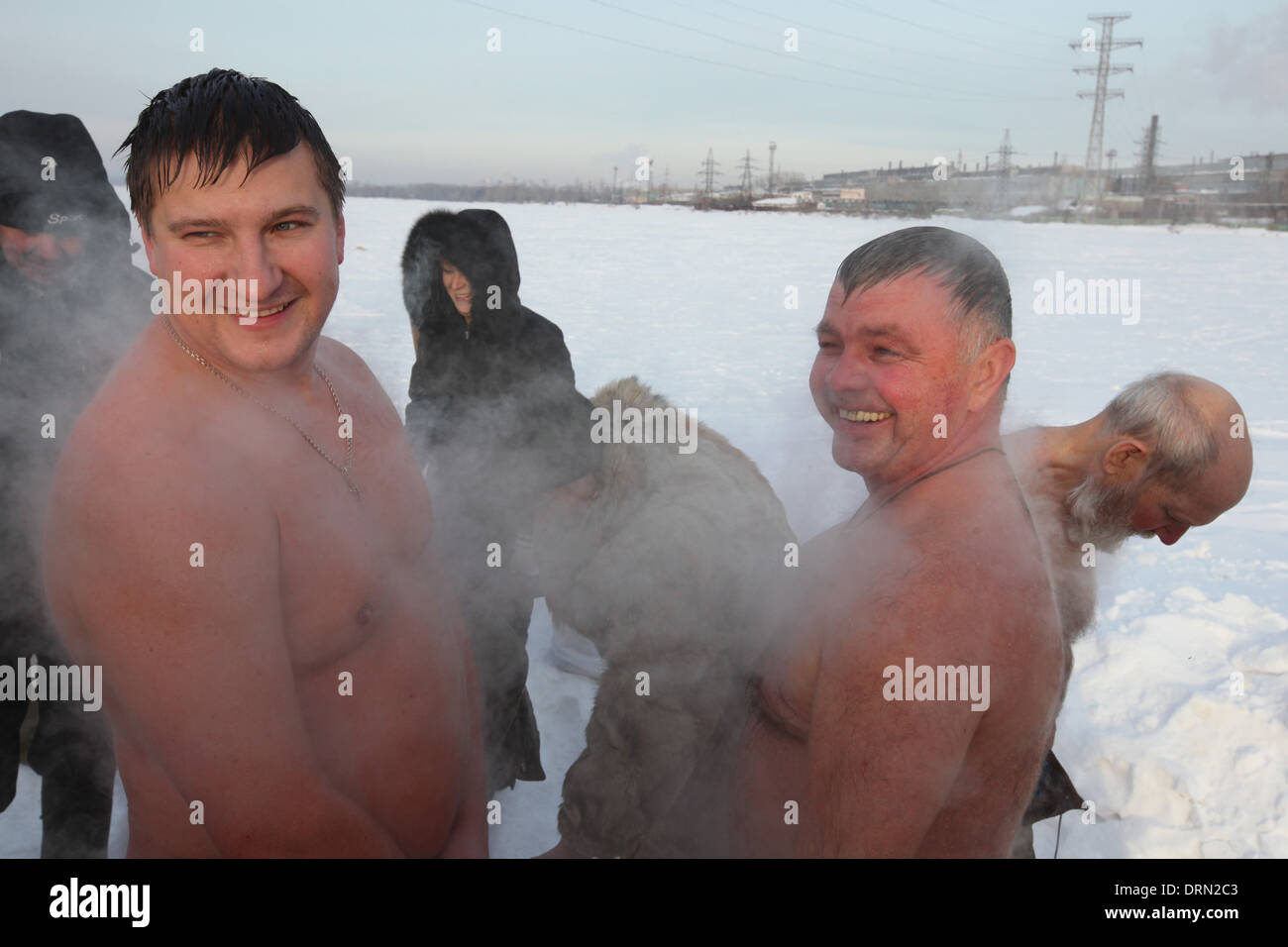 "Frierbäder" bei einer Temperatur von ca. minus 20° C nach dem Schwimmen in der Verkh-Isetsky-Teich in Jekaterinburg, Russland. Stockfoto