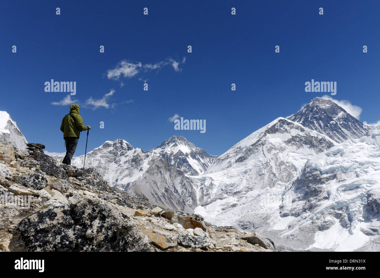 Eine Dame Wanderer auf dem Gipfel des Kala Pattar, Everest base camp Trek, Höhepunkt mit Mount Everest über Stockfoto