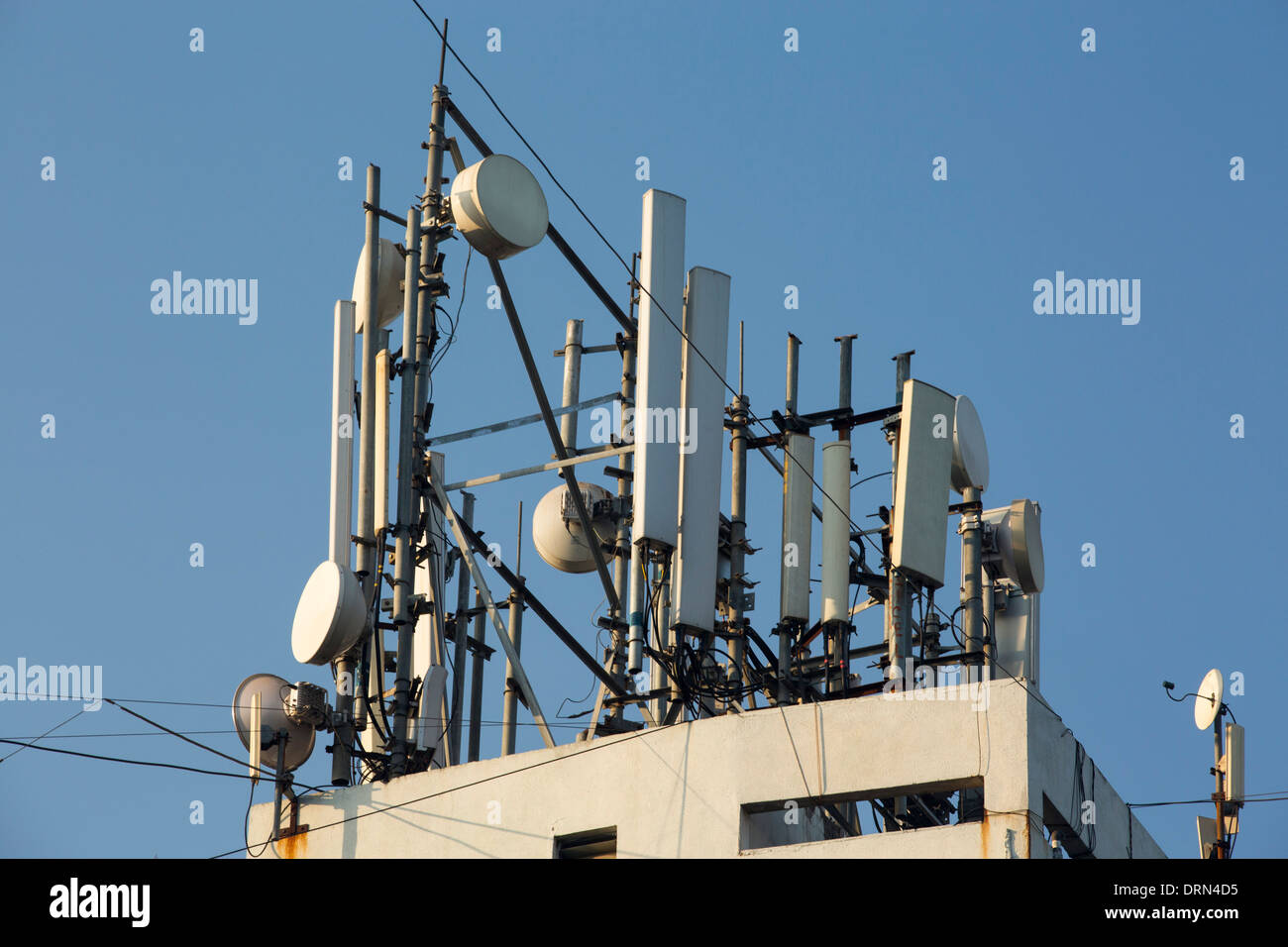 Kommunikations-Ausrüstung an einem Gebäude in Ahmedabad; Indien; Stockfoto