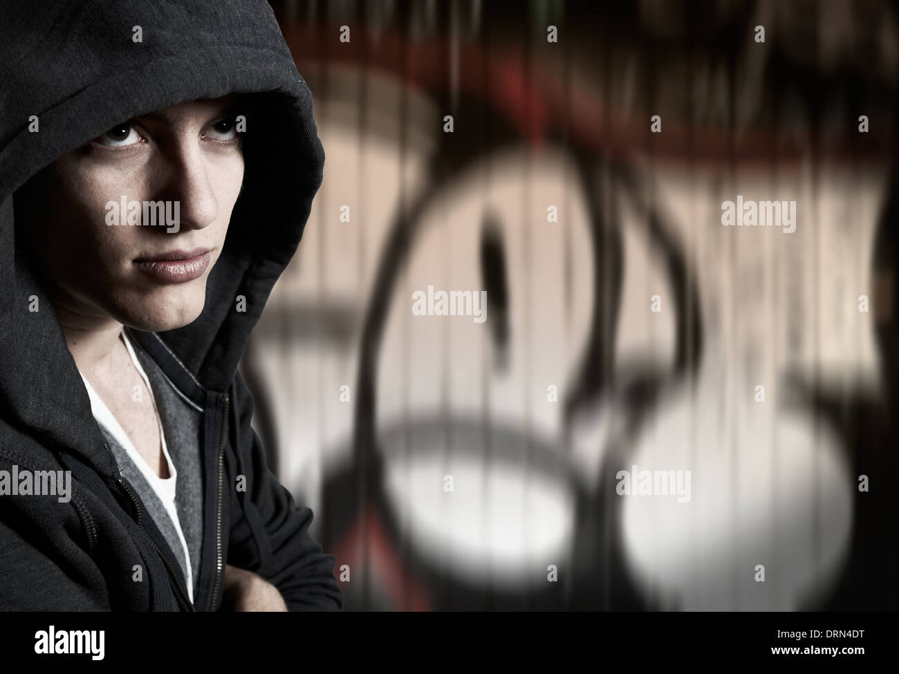 Junger Mann mit coolen Streetstyle bei Graffiti Hintergrund Stockfoto