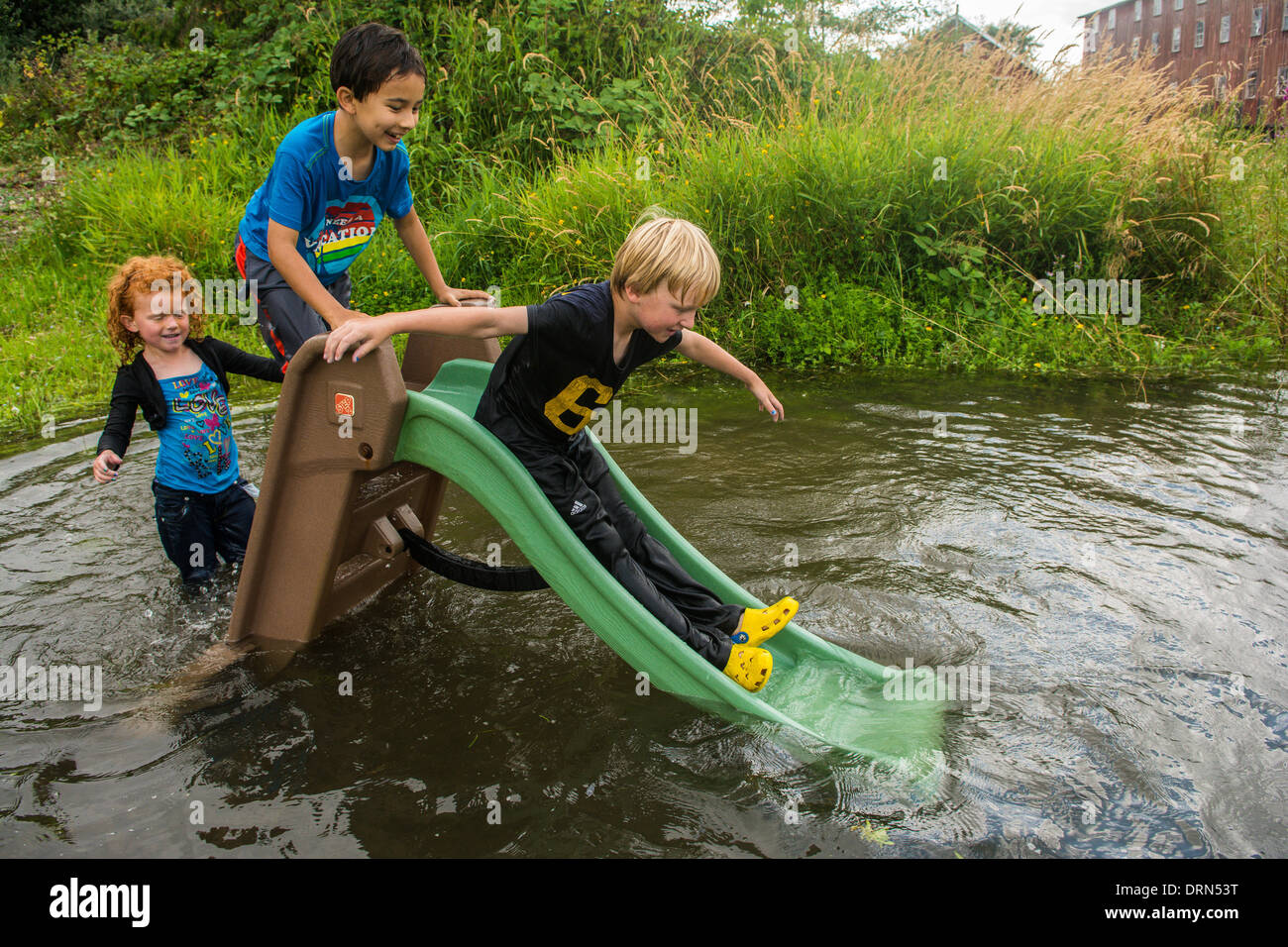 Kinder spielen auf Folie in den Columbia River, Astoria, Oregon, USA Stockfoto
