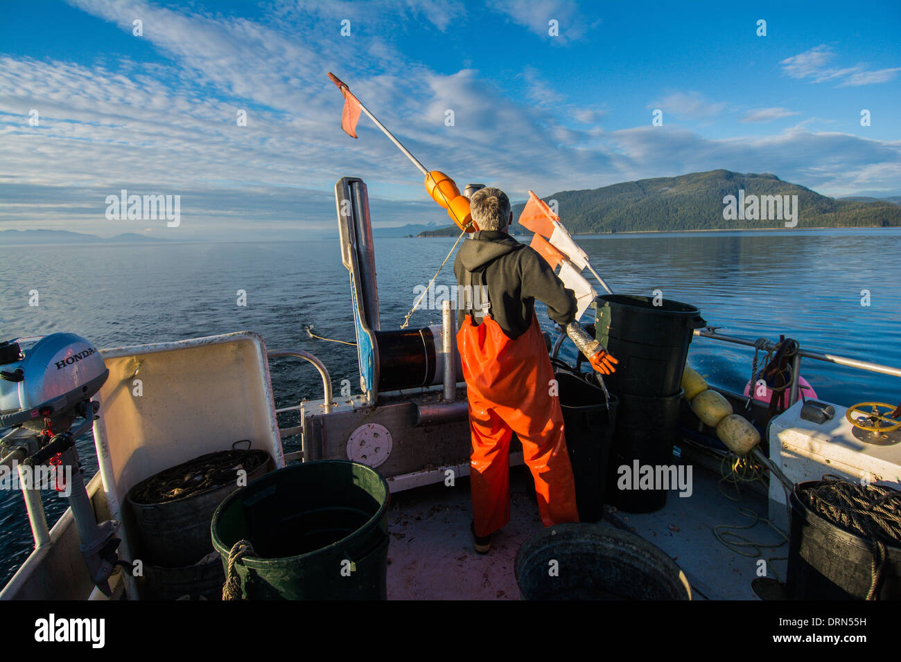 Fischers auslegen Longline für die gewerbliche Fischerei schwarzen Kabeljau, Chatham Straße, Südost-Alaska, USA Stockfoto