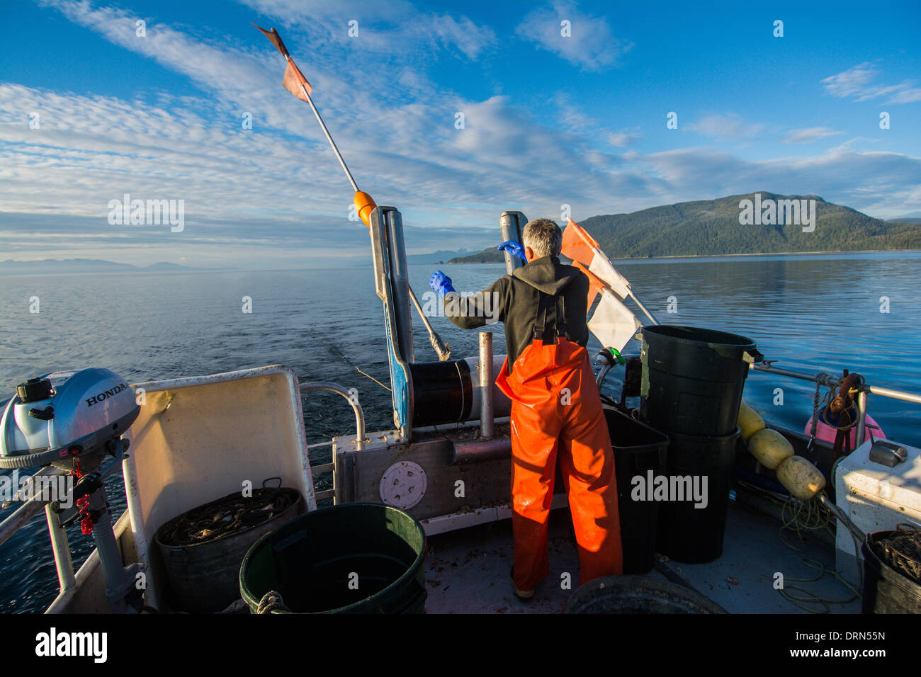 Fischers auslegen Longline für die gewerbliche Fischerei schwarzen Kabeljau, Chatham Straße, Südost-Alaska, USA Stockfoto