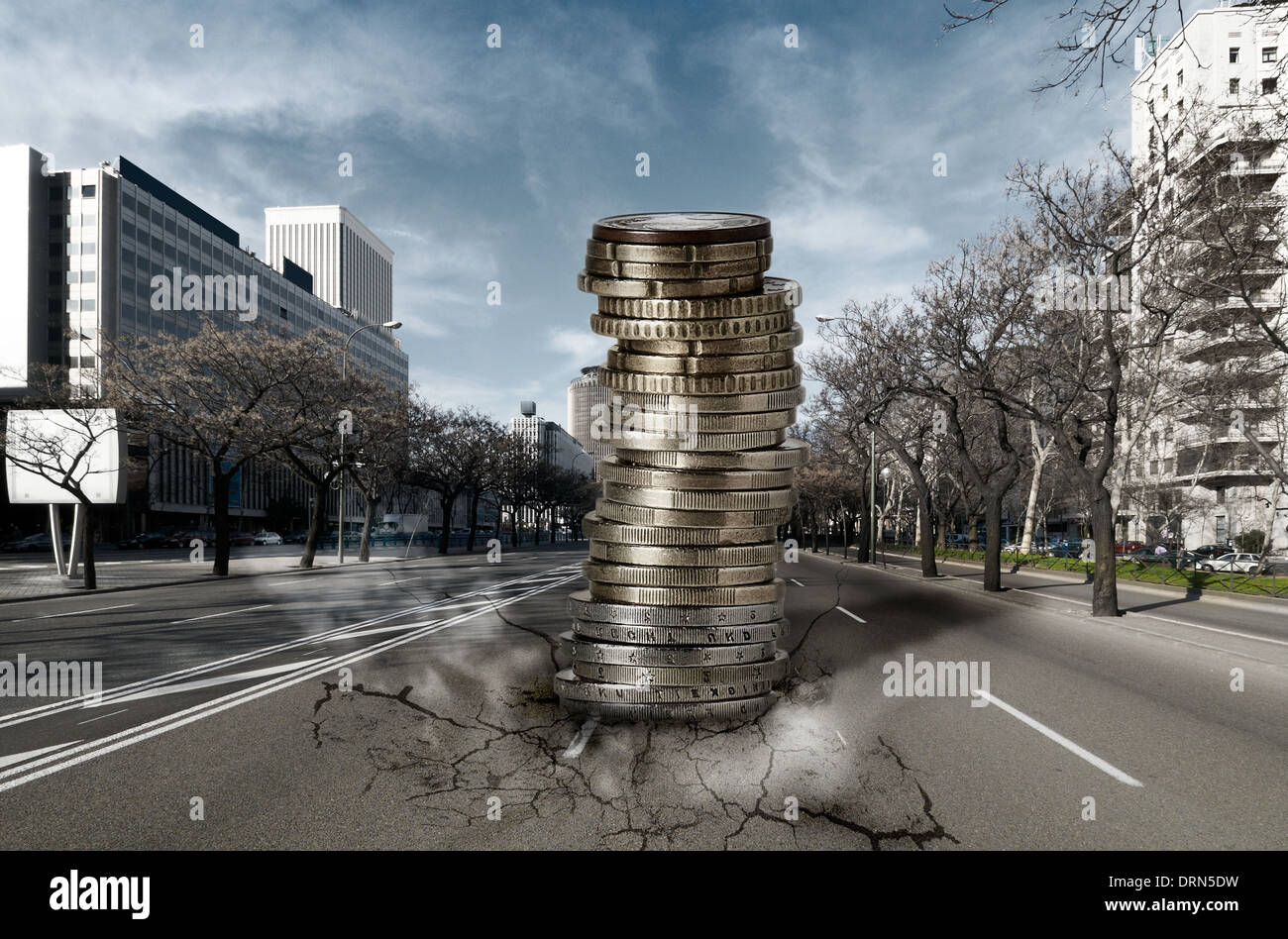 Haufen von Euro fallen nach unten in die Stadt: Wirtschafts- und Finanzkrise Konzept Stockfoto