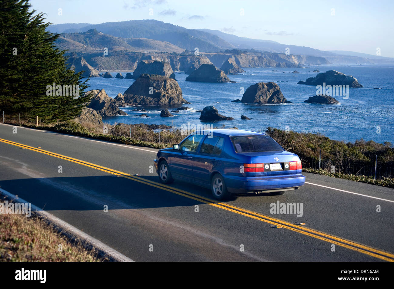 Auto fahren auf dem Pacific Coast Highway in Mendocino County, Kalifornien Stockfoto