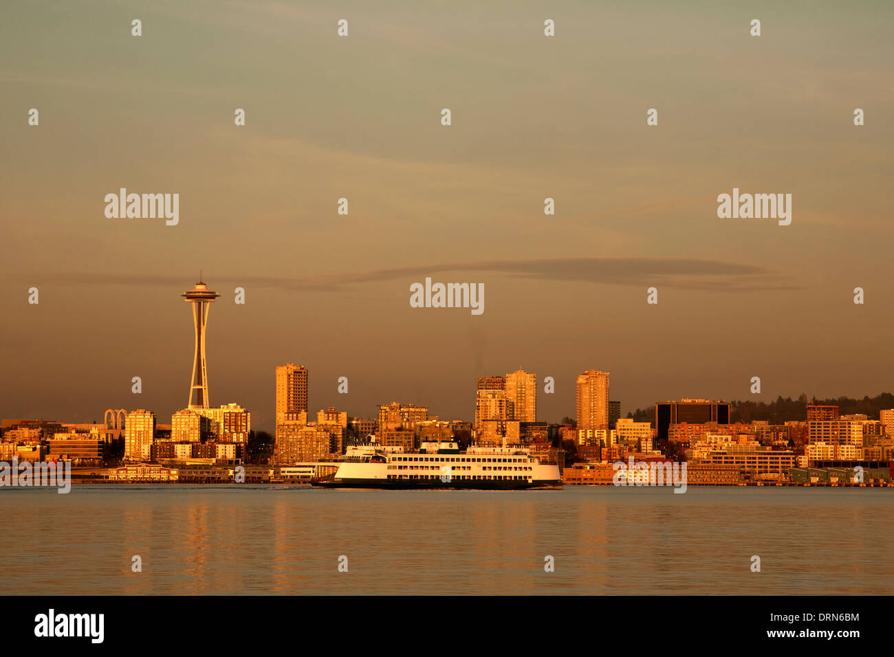 WASHINGTON - die Space Needle und eine Cross-Sound Fähre in Elliott Bay bei Sonnenuntergang von West Seattle. 2013 Stockfoto