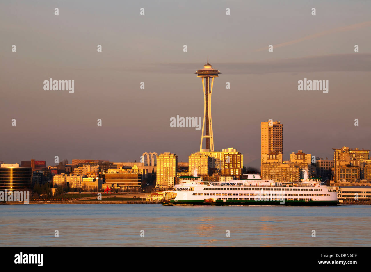 WASHINGTON - die Space Needle und eine Cross-Sound Fähre in Elliott Bay bei Sonnenuntergang von West Seattle. 2013 Stockfoto