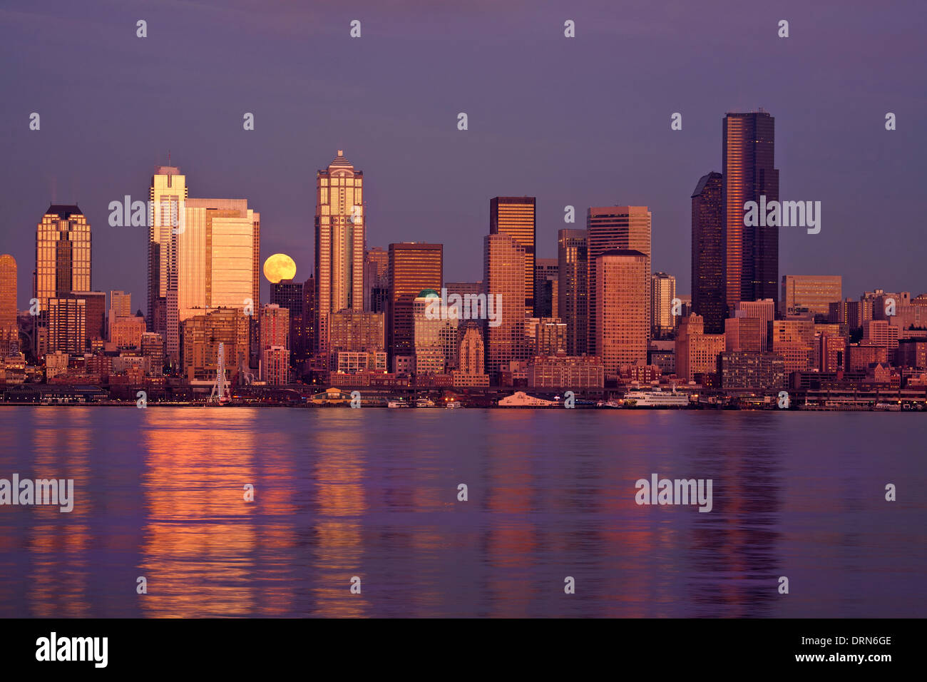 WASHINGTON - Mond Aufstieg über die Innenstadt von Seattle und Elliott Bay von West Seattle. 2013 Stockfoto