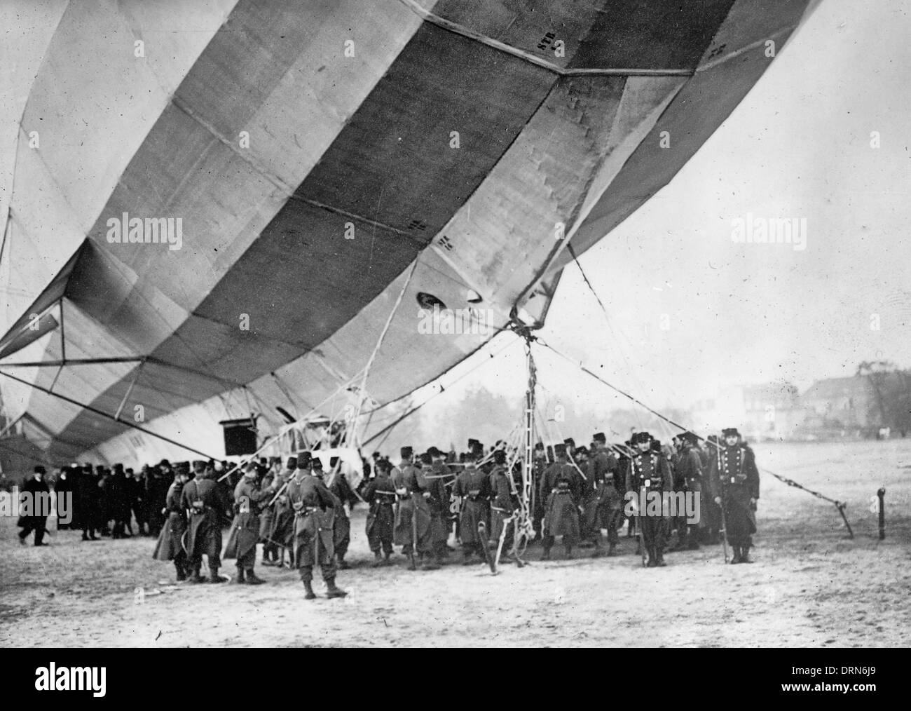 Deutsche Luftschiff, Zeppelin IV, die im April 1913 auf dem Exerzierplatz von Luneville, Frankreich gelandet. Stockfoto