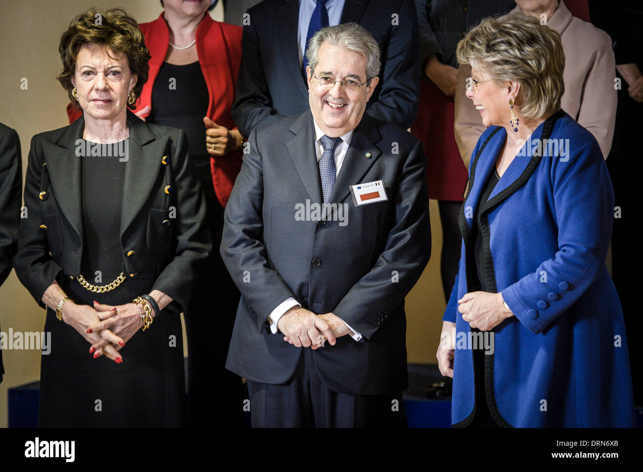 Brüssel, Belgien. 29. Januar 2014. (L-R) Neelie Kroes (R), Vizepräsident der Europäischen Kommission, Fabrizio Saccomanni, Finanzminister Italiens und Viviane Reding, EU-Kommissarin für Justiz, Grundrechte und Bürgerschaft für die Medien nach einem Treffen in der Heaquarters EU-Kommission in Brüssel auf 29.01.2014 die Anlagen Regierung stellen schließt sich die EU-Kommission für die wöchentlichen Seminar der Institution. von Wiktor Dabkowski/Dpa/Alamy Live News Stockfoto