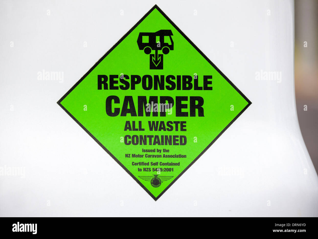 Zertifizierte selbst enthaltenen Aufkleber auf einem Wohnmobil Camper van Wohnmobil Reisemobil. Neuseeland-Zertifizierung für freies Campen. Stockfoto