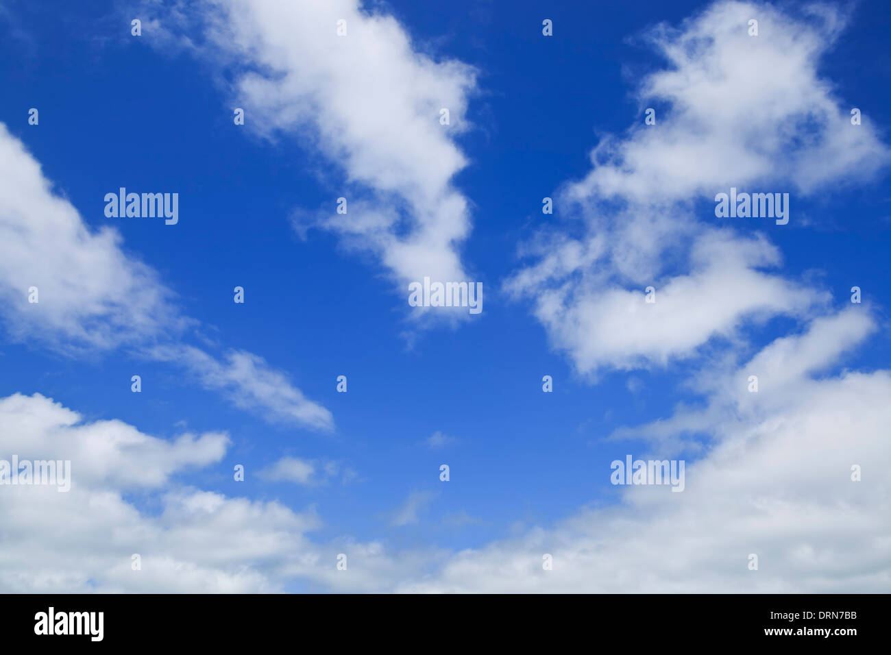 Wolken am blauen Himmel schweben Stockfoto