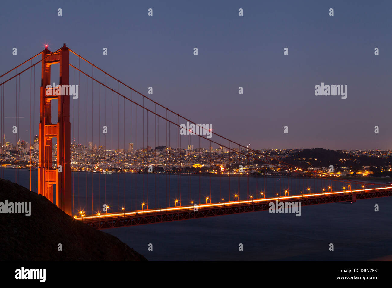 Golden Gate Bridge betrachtet von der Marin Headlands in der Abenddämmerung, San Francisco, Kalifornien, USA. Stockfoto