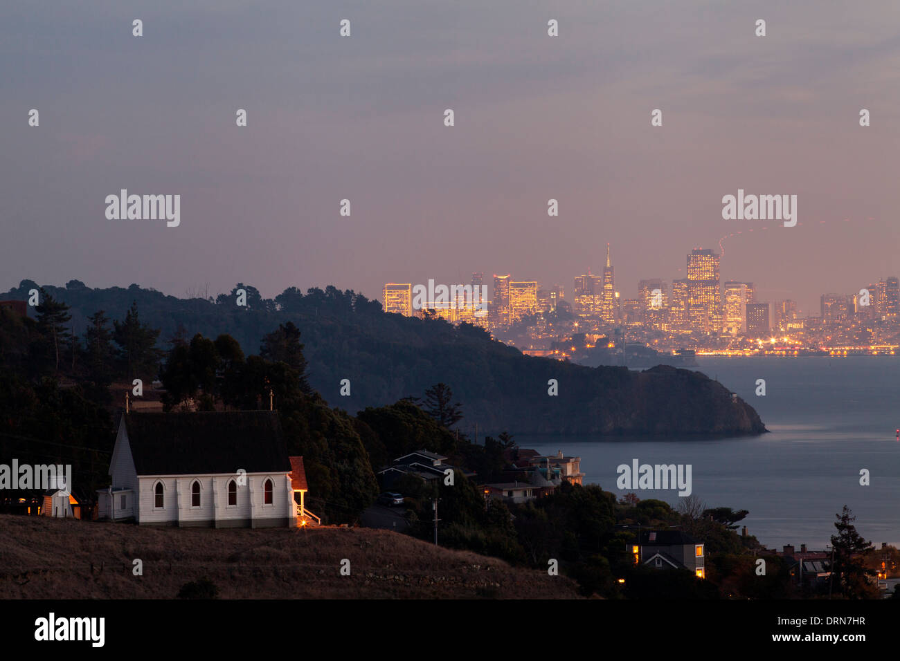 St. Hilary Church mit Blick auf San Francisco in den Hintergrund, Tiburon, Kalifornien, USA. Stockfoto