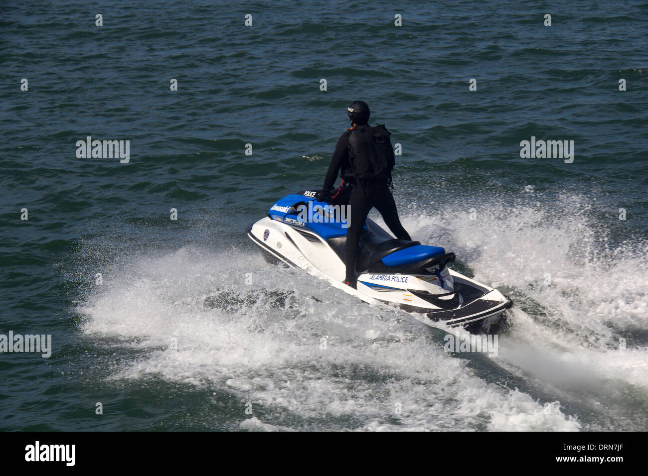 Alameda County Polizist auf Jet-Ski, die Patrouillen in der Bucht von San Francisco, San Francisco, Kalifornien, USA Stockfoto