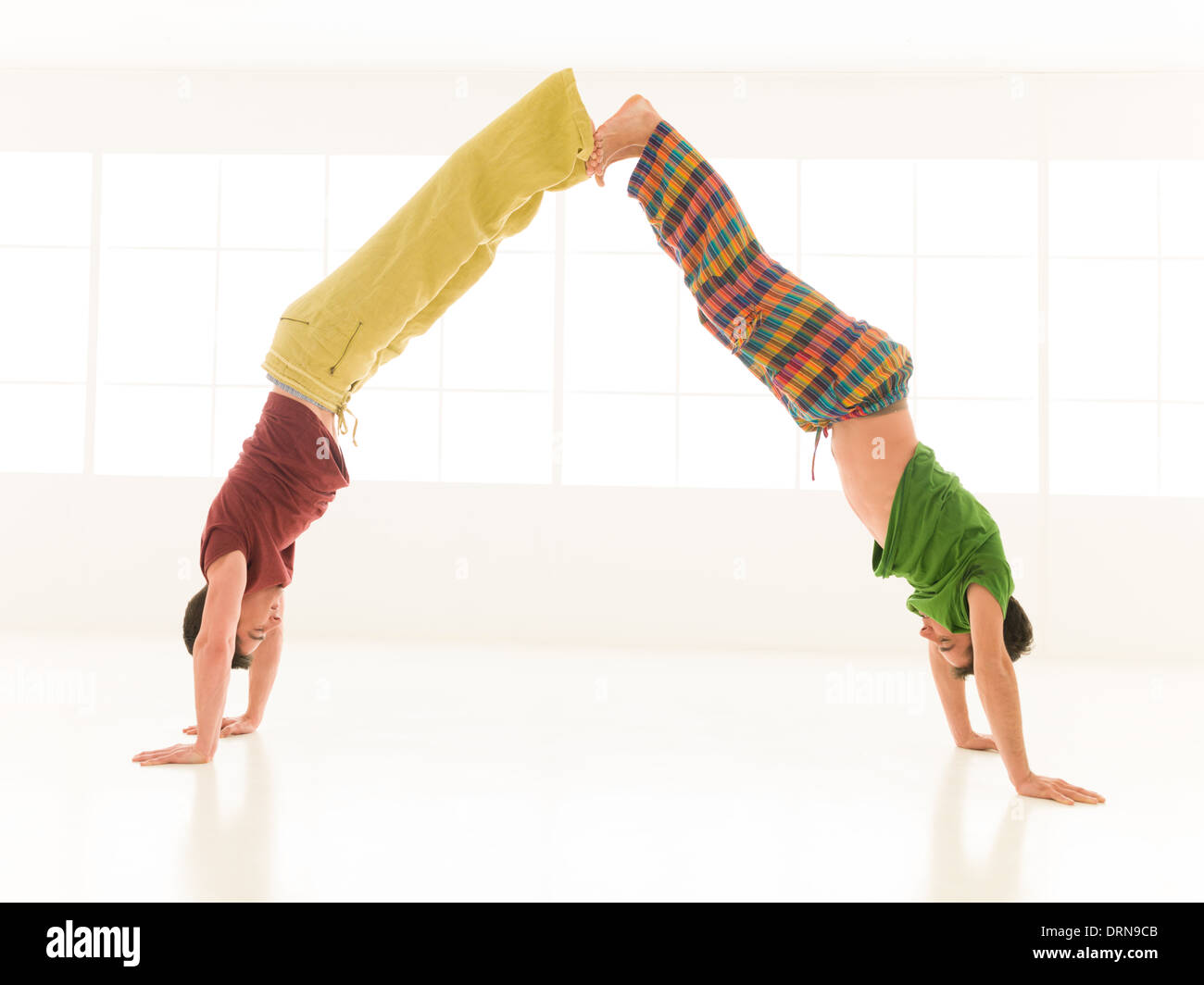zwei Männer tun Yoga Partner in ein Fitness-Studio Stockfoto