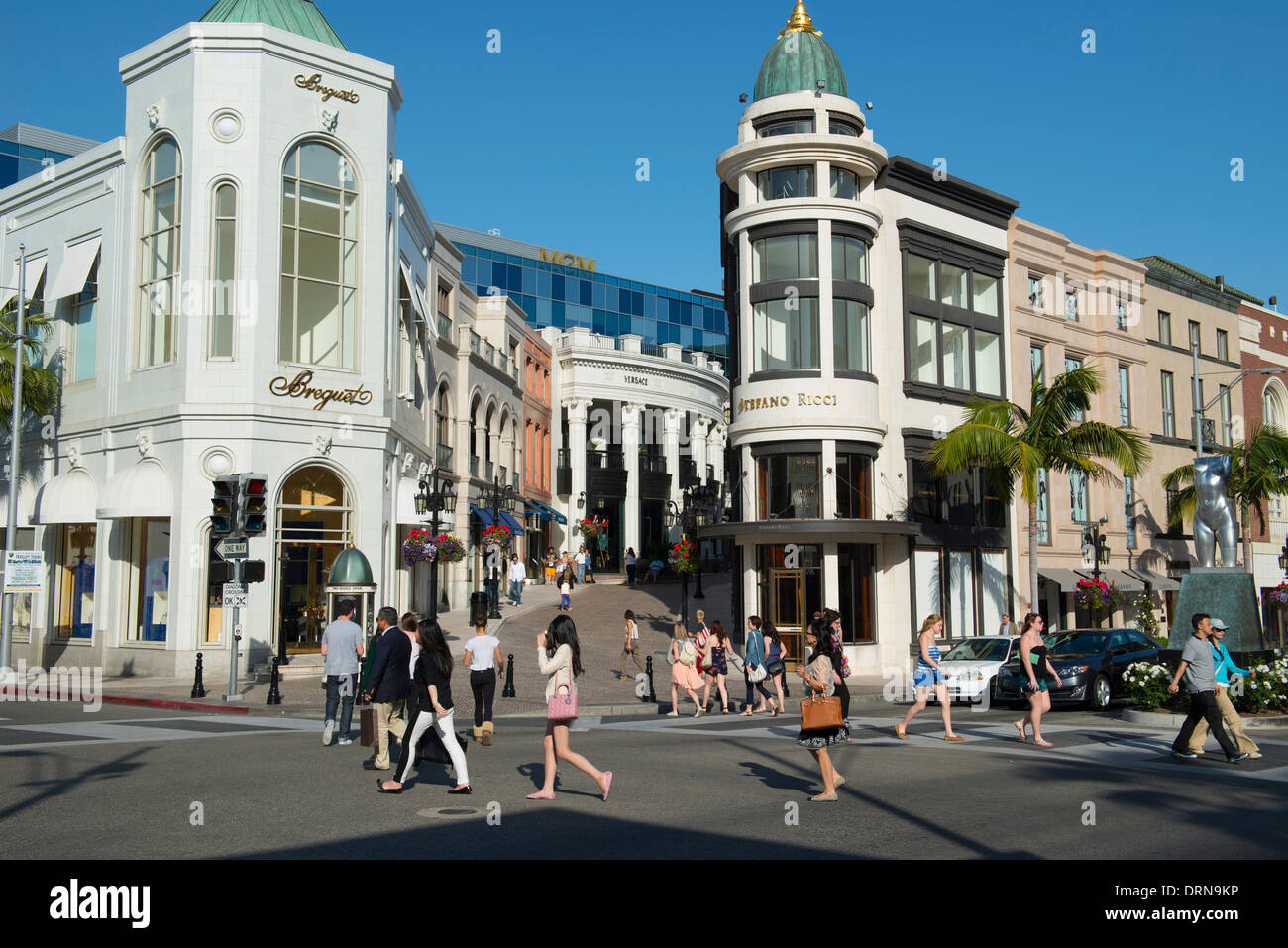 Fußgänger überqueren Rodeo Drive, Beverly Hills, Los Angeles, Kalifornien USA Stockfoto